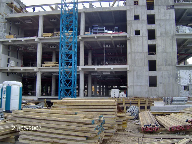 Brașov — Structura din beton a clădirii și lucrările de construcții.