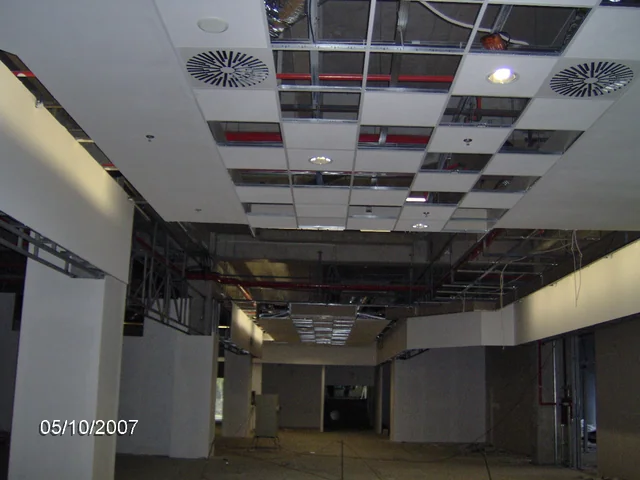 Brașov — Instalații în plafon și iluminat în timpul amenajărilor interioare.