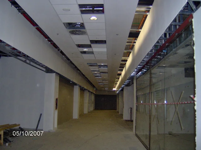 Brașov — Coridor interior, tavan suspendat și compartimentări vitrate.