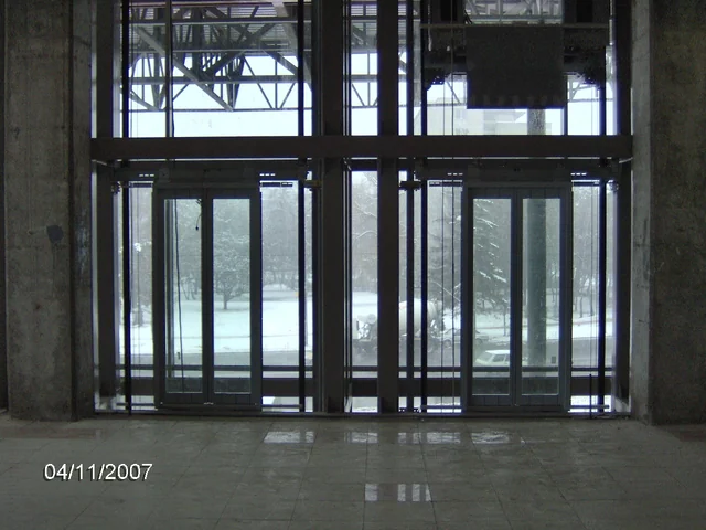 Lift panoramic Unirea — Închiderea vitrată a ascensoarelor în timpul finisajelor.