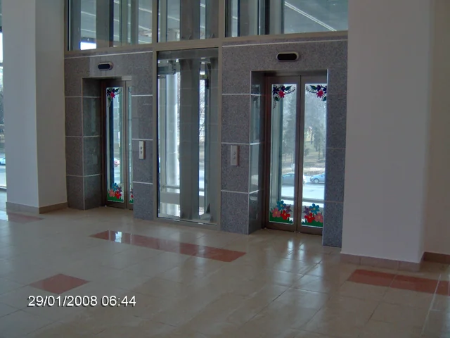 Lift panoramic Unirea — Accesul finalizat la ascensoare și amenajarea interioară adiacentă.