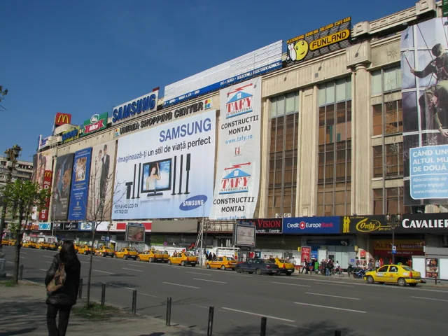 Lift panoramic Unirea — Fațada Unirea Shopping Center în timpul lucrărilor.