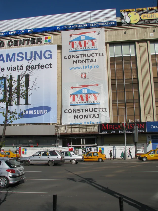 Lift panoramic Unirea — Panoul de șantier TAFY pe fațada proiectului.