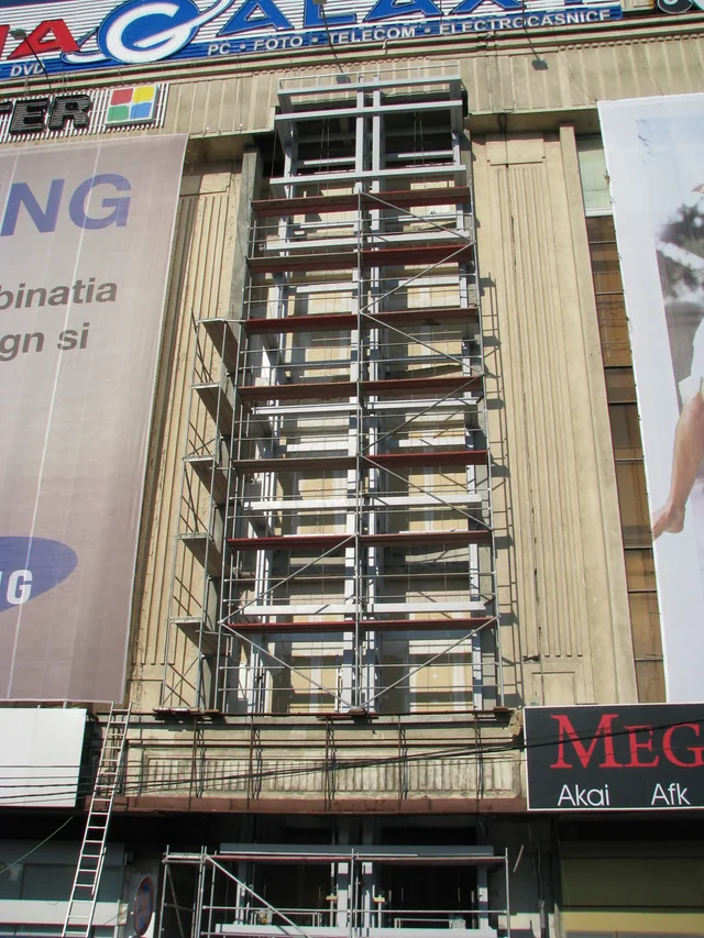 Lift panoramic Unirea — Structura metalică a ascensorului și schelele din timpul construcției.