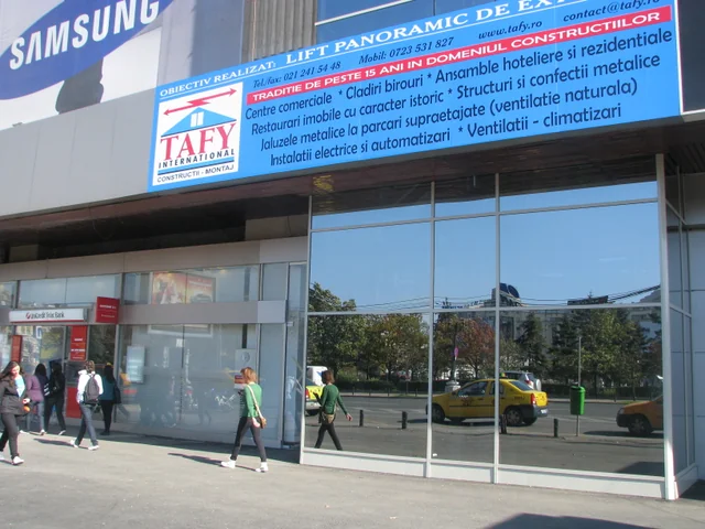 Lift panoramic Unirea — Intrarea vitrată finalizată și panoul de proiect TAFY.