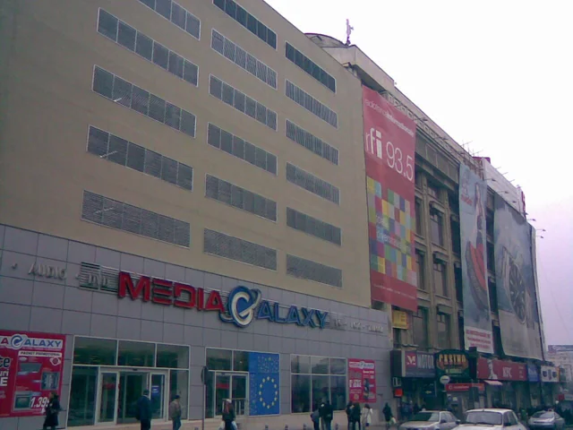 Jaluzele Unirea Shopping City — Vedere de ansamblu a fațadei Unirea și a golurilor cu jaluzele.
